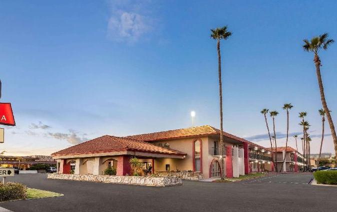 Ramada By Wyndham Mesa Downtown Hotel Bagian luar foto