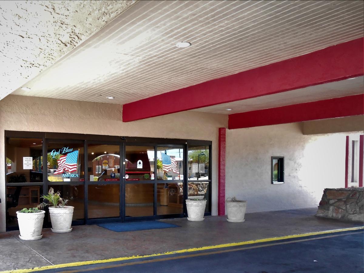Ramada By Wyndham Mesa Downtown Hotel Bagian luar foto