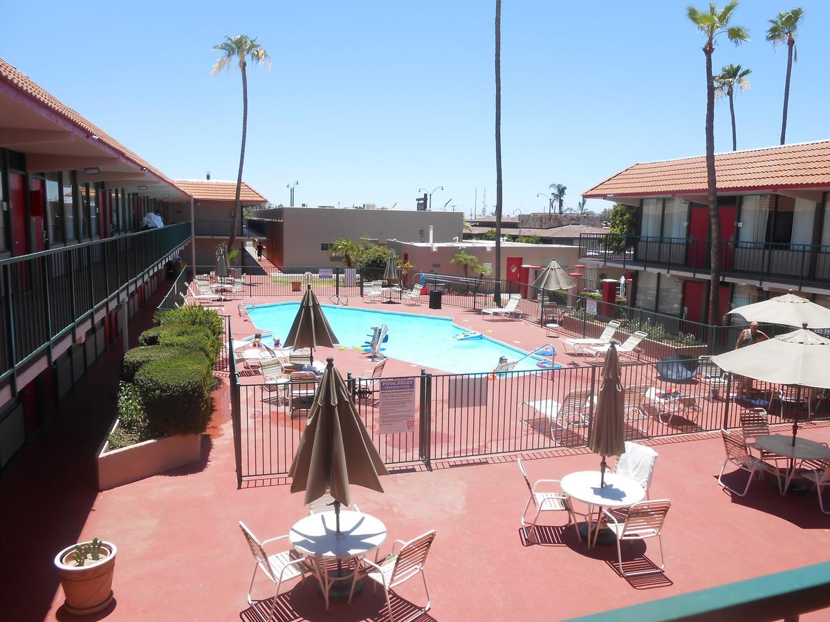 Ramada By Wyndham Mesa Downtown Hotel Bagian luar foto