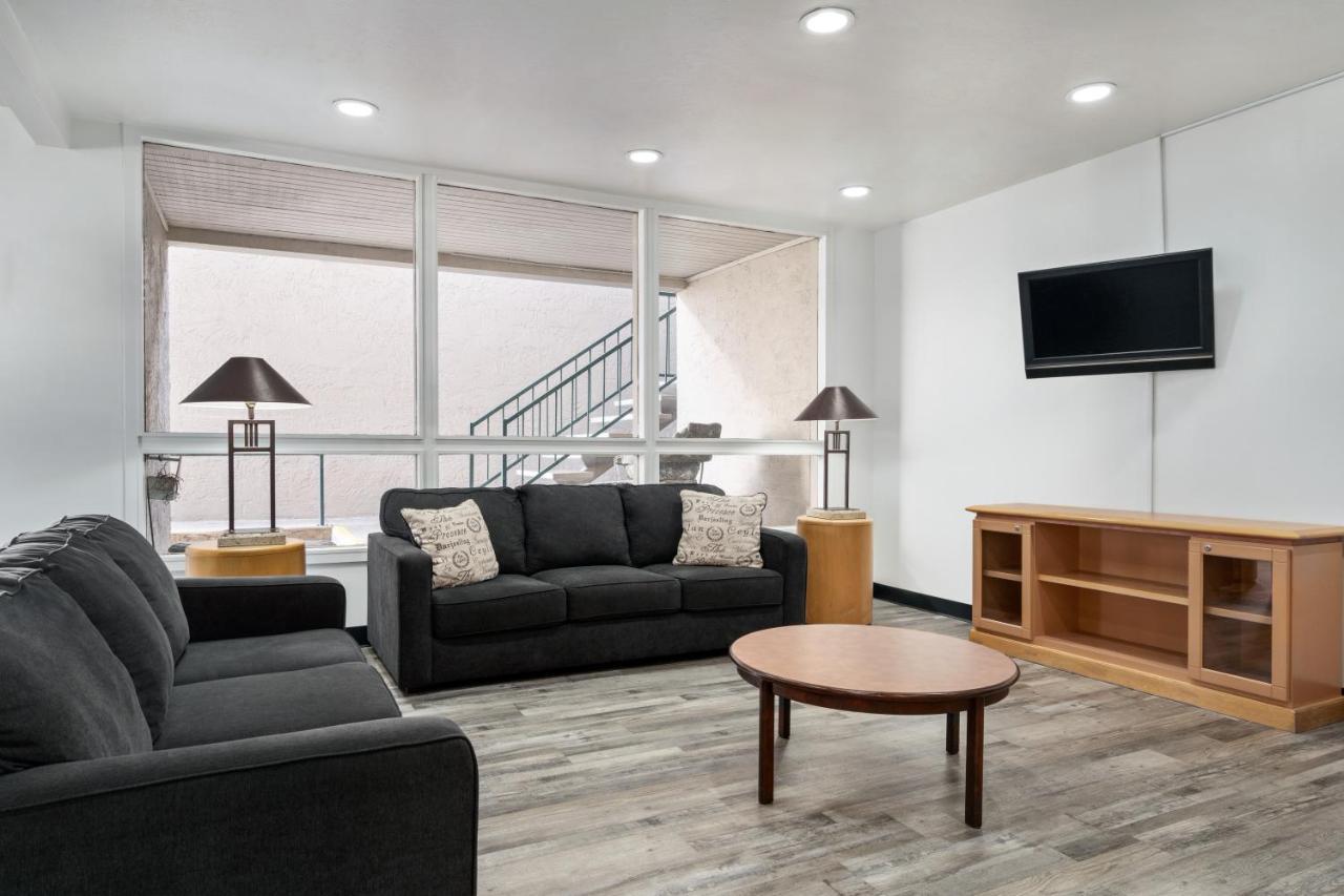 Ramada By Wyndham Mesa Downtown Hotel Bagian luar foto