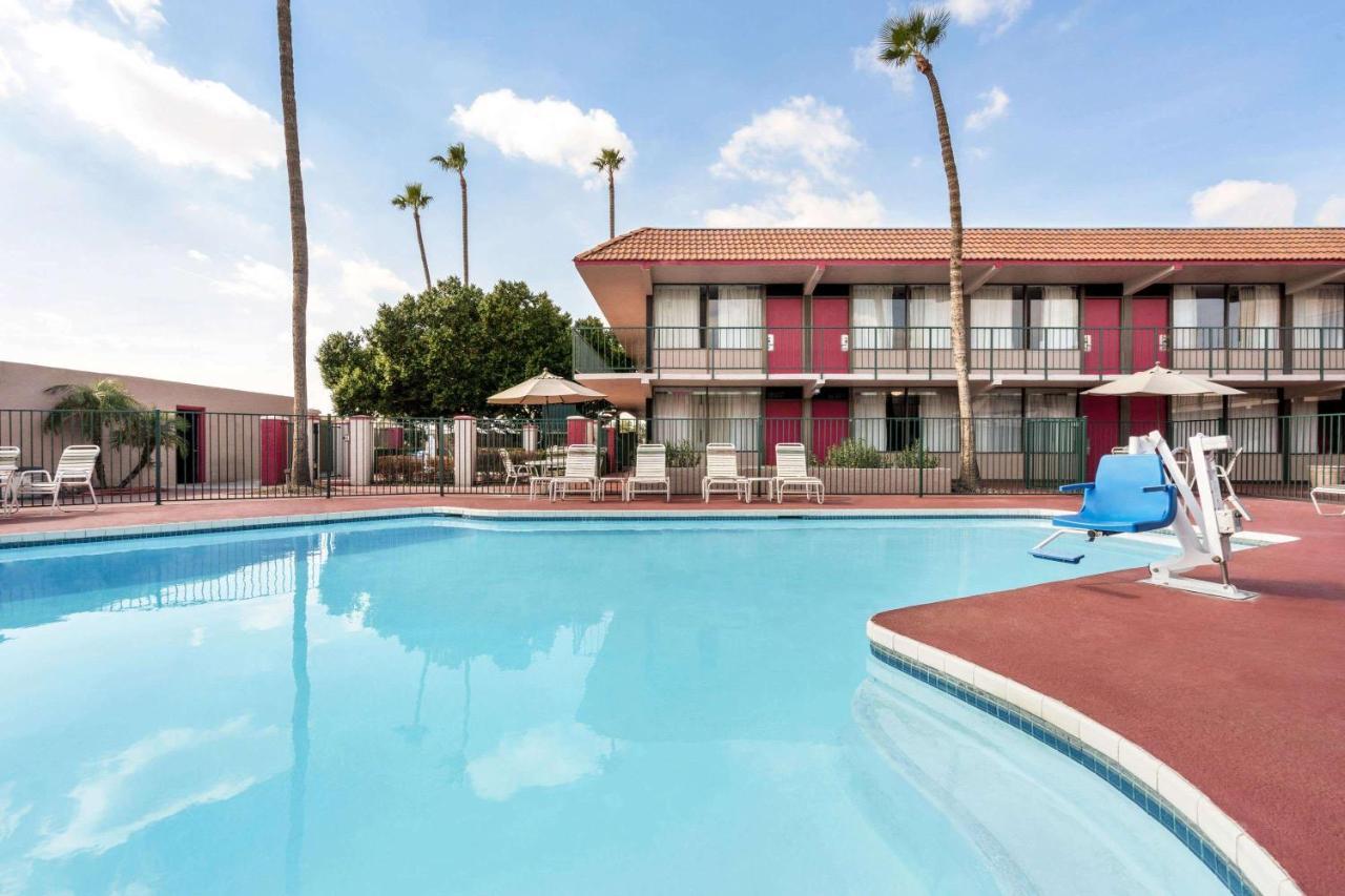 Ramada By Wyndham Mesa Downtown Hotel Bagian luar foto