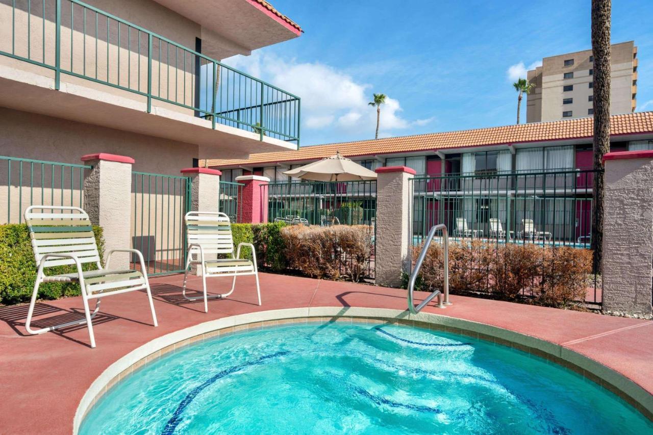 Ramada By Wyndham Mesa Downtown Hotel Bagian luar foto