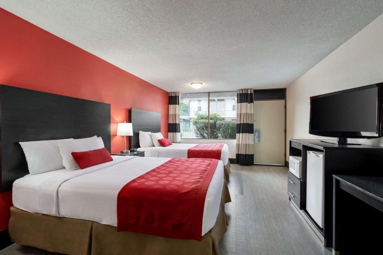 Ramada By Wyndham Mesa Downtown Hotel Bagian luar foto