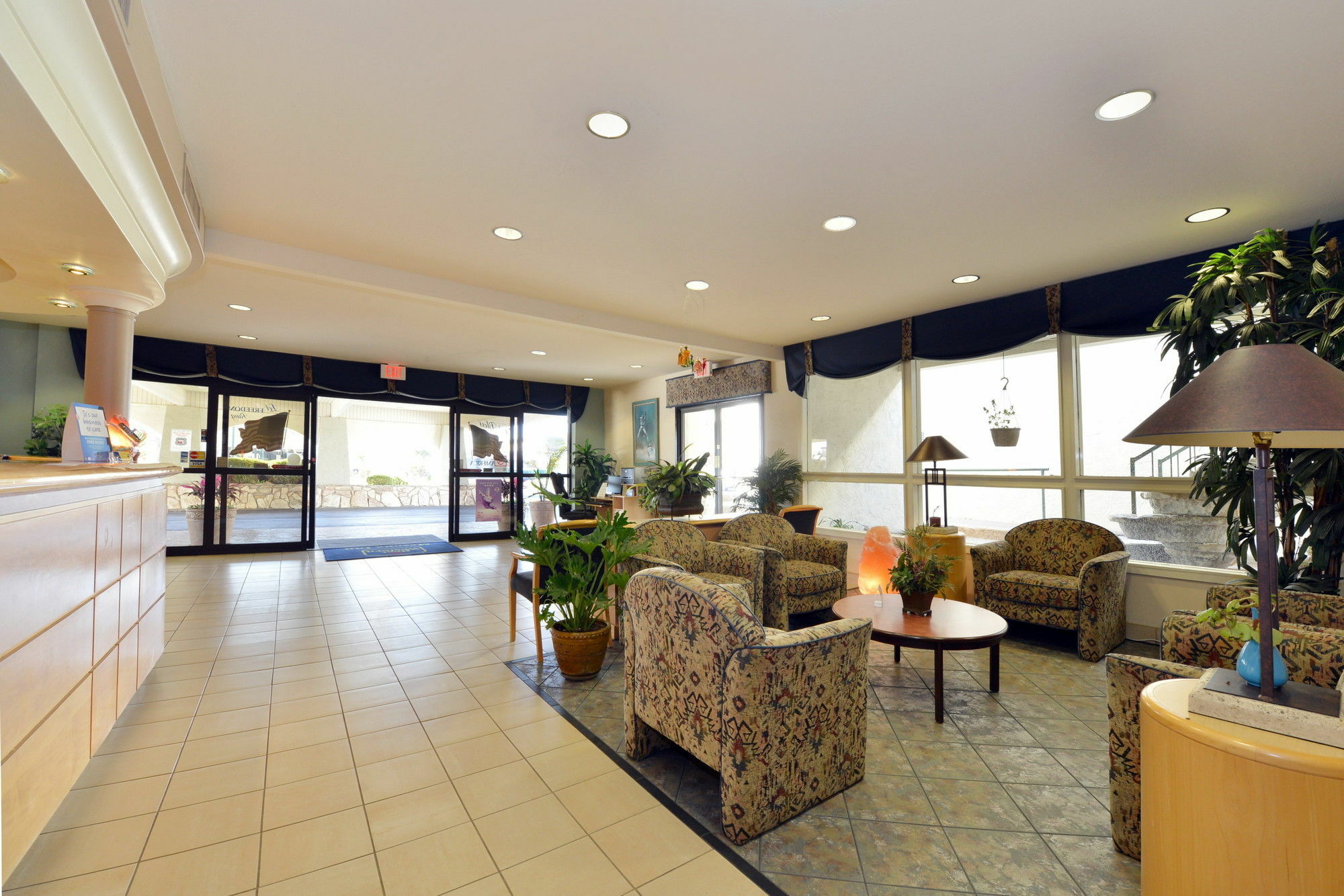 Ramada By Wyndham Mesa Downtown Hotel Bagian luar foto